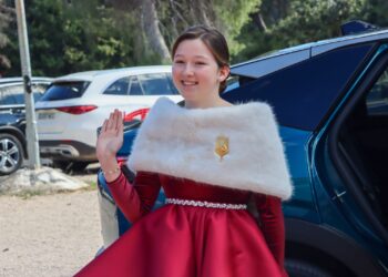 Torrent se rinde ante su Fallera Mayor Infantil: Sara Magán inicia el camino hacia las Fallas 2026