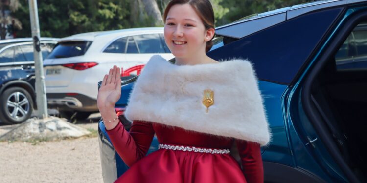 Torrent se rinde ante su Fallera Mayor Infantil: Sara Magán inicia el camino hacia las Fallas 2026