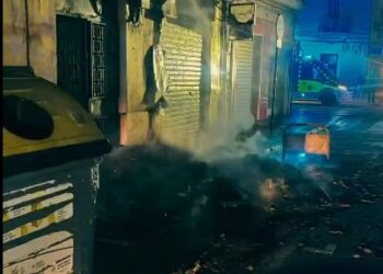 Siniestro en la calle L'Estrella: un incendio de contenedores obliga a desalojar y deja dos heridos