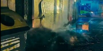 Siniestro en la calle L'Estrella: un incendio de contenedores obliga a desalojar y deja dos heridos