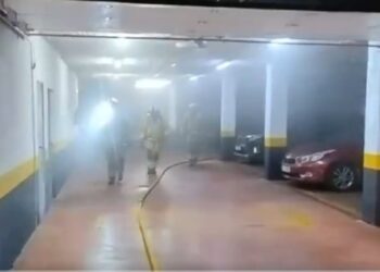 Un grave incendio en un garaje subterráneo de Torrevieja moviliza a cinco dotaciones de bomberos y deja un herido