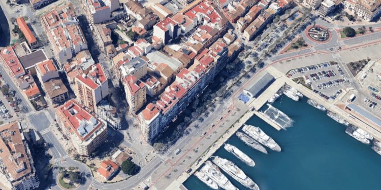 Un incendio en un edificio de nueve plantas en Dénia obliga a evacuar a tres personas y confinar al vecindario