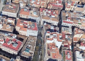 El viento hace caer parte de una fachada en la Calle de la Paz de Valencia