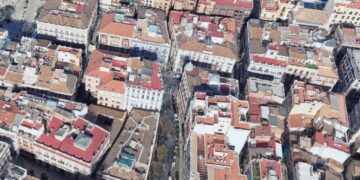 El viento hace caer parte de una fachada en la Calle de la Paz de Valencia
