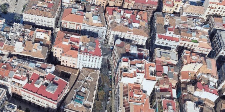 El viento hace caer parte de una fachada en la Calle de la Paz de Valencia