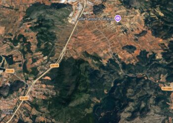 El viento complica la extinción de un incendio forestal declarado junto a la CV-10 en Cabanes