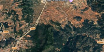 El viento complica la extinción de un incendio forestal declarado junto a la CV-10 en Cabanes