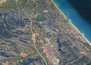 Refuerzan el dispositivo de extinción en un incendio agrícola junto a la CV-605 en Xeraco