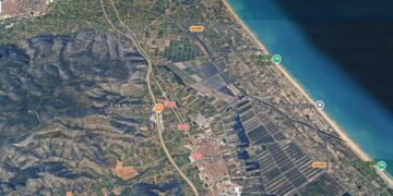 Refuerzan el dispositivo de extinción en un incendio agrícola junto a la CV-605 en Xeraco