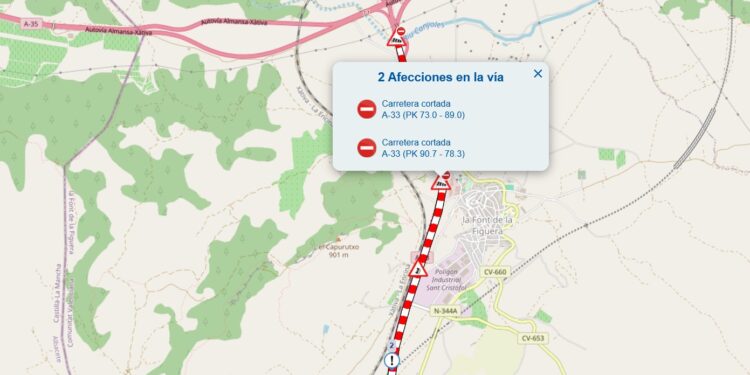 El temporal de viento castiga al tráfico en la Comunitat Valenciana: vuelcan tres camiones y se corta la A-33 1 El temporal de viento castiga al tráfico en la Comunitat Valenciana: vuelcan tres camiones y se corta la A-33
