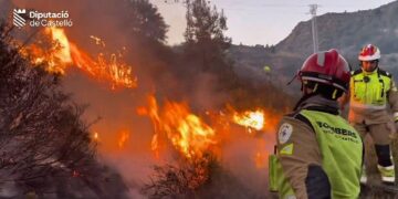 Los bomberos logran controlar el incendio forestal en Nules bajo una situación de riesgo extremo por viento