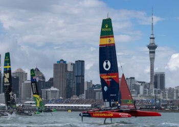 Los Gallos presentan batalla en Auckland: podio de prestigio para España en el estreno de la temporada