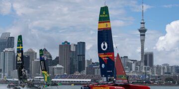 Los Gallos presentan batalla en Auckland: podio de prestigio para España en el estreno de la temporada