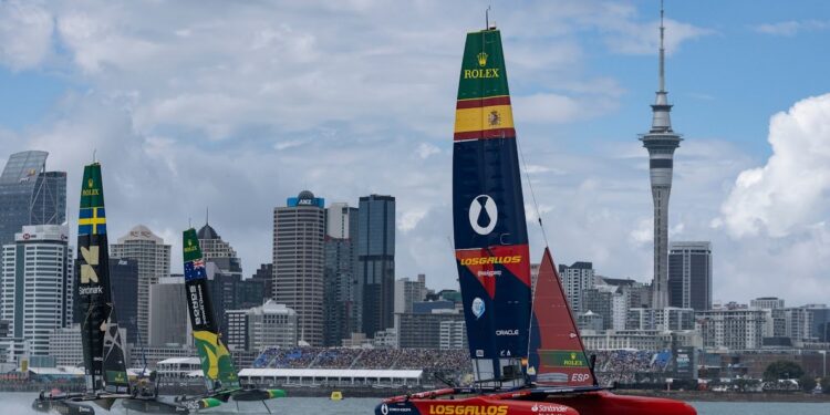 Los Gallos presentan batalla en Auckland: podio de prestigio para España en el estreno de la temporada