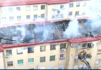 Héroes de uniforme en Alicante: Seis policías y tres vecinos heridos en un grave incendio en el barrio Miguel Hernández