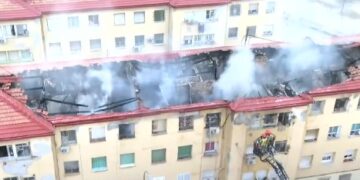Héroes de uniforme en Alicante: Seis policías y tres vecinos heridos en un grave incendio en el barrio Miguel Hernández