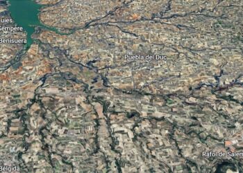 Alarma en La Pobla del Duc: los bomberos combaten dos focos de incendio simultáneos en zona de barrancos