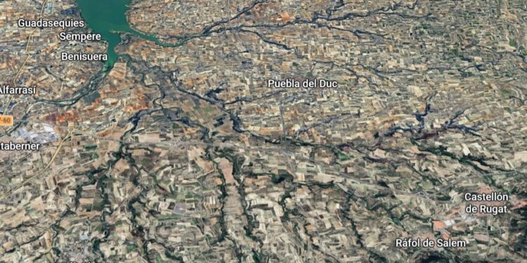 Alarma en La Pobla del Duc: los bomberos combaten dos focos de incendio simultáneos en zona de barrancos