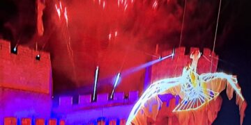El resurgir del Fénix sobre las Torres de Serrans: Un espectáculo épico 100% valenciano congrega 100.000 personas