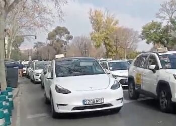Valencia se ahoga en una marea blanca: El taxi paraliza la capital contra el "intrusismo"