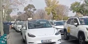 Valencia se ahoga en una marea blanca: El taxi paraliza la capital contra el "intrusismo"