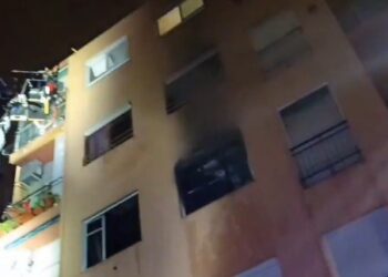 Los Bomberos de Alicante rescatan a tres personas en un virulento incendio en el barrio de Carolinas