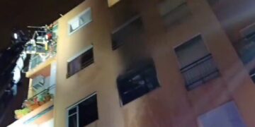Los Bomberos de Alicante rescatan a tres personas en un virulento incendio en el barrio de Carolinas