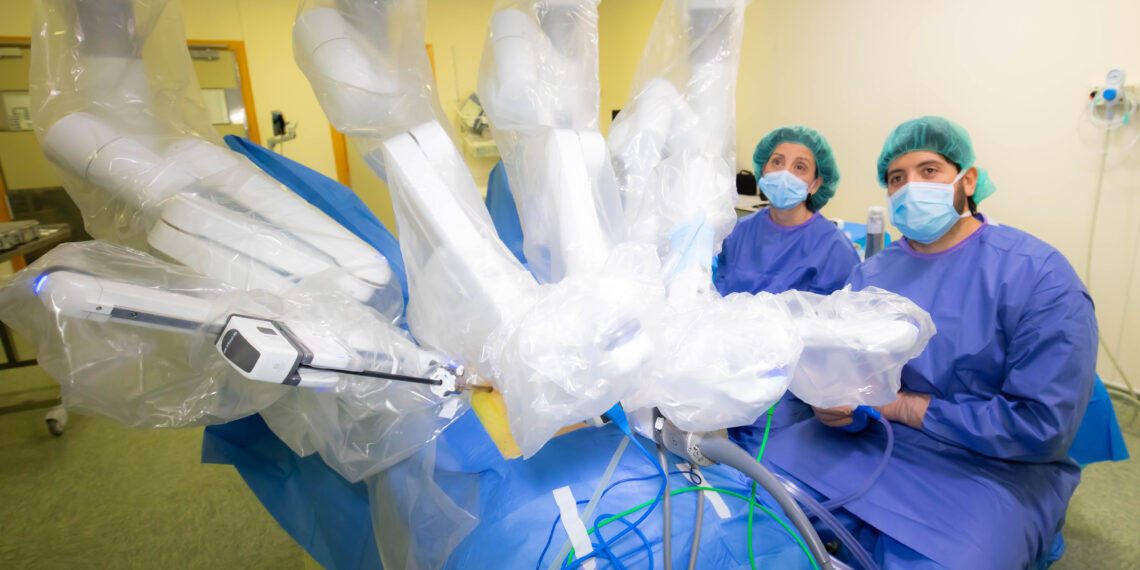 Vithas alcanza los siete robots quirúrgicos Da Vinci para avanzar en la seguridad y precisión de las cirugías complejas