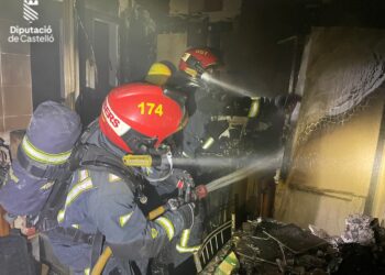 Un incendio calcina la cocina de una vivienda en Vilareal y deja tres heridos por inhalación de humo