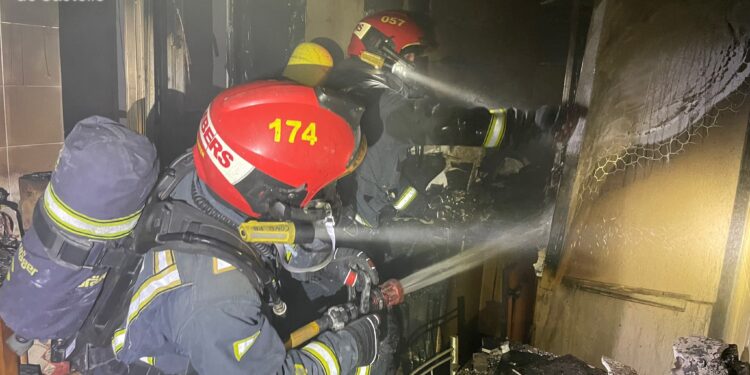 Un incendio calcina la cocina de una vivienda en Vilareal y deja tres heridos por inhalación de humo