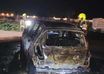 Un incendio en un solar de la Avenida Cortes Valencianas de Alboraya calcina un vehículo y daña una furgoneta