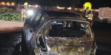 Un incendio en un solar de la Avenida Cortes Valencianas de Alboraya calcina un vehículo y daña una furgoneta