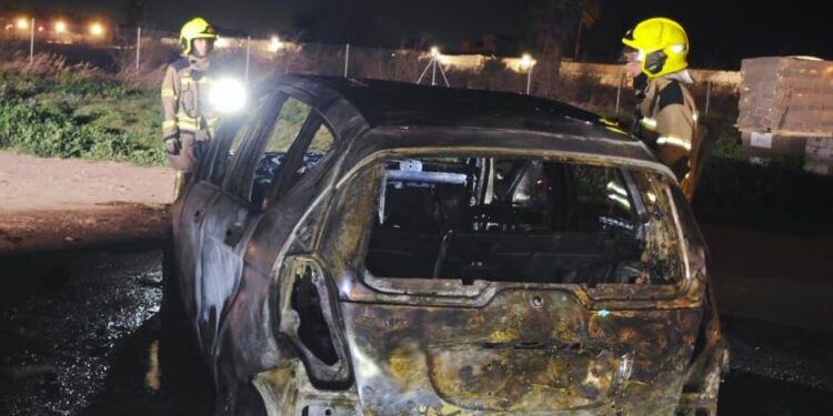 Un incendio en un solar de la Avenida Cortes Valencianas de Alboraya calcina un vehículo y daña una furgoneta