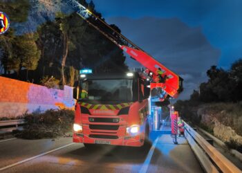 El temporal de viento de poniente desborda las previsiones y deja dos heridos en el centro de Valencia