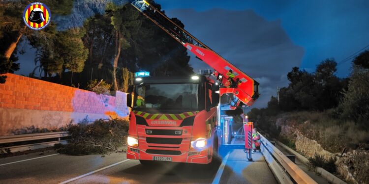 El temporal de viento de poniente desborda las previsiones y deja dos heridos en el centro de Valencia