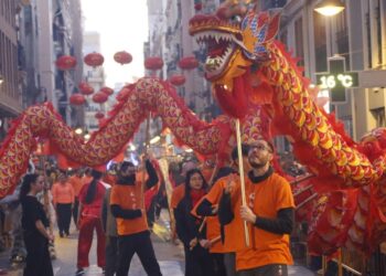 El centro de Valéncia se tiñe de rojo este sábado para recibir el Año del Caballo de Fuego