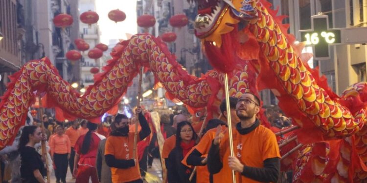 El centro de Valéncia se tiñe de rojo este sábado para recibir el Año del Caballo de Fuego