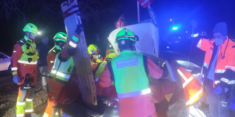Espectacular rescate en La Pobla de Vallbona: Los bomberos cortan el techo de un vehículo para liberar a una mujer