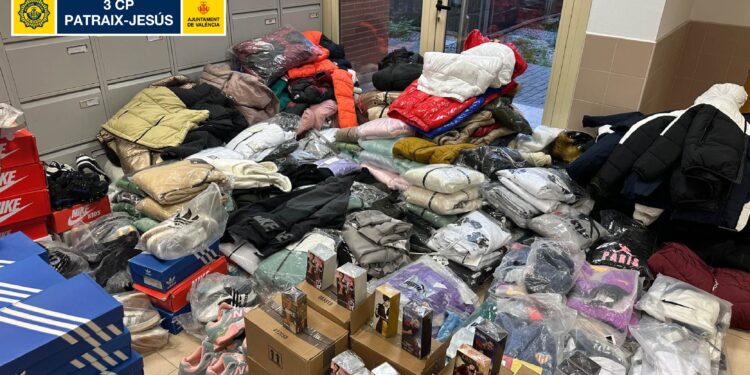 Golpe al comercio ilícito en Patraix: la Policía Local incauta más de 600 productos falsificados