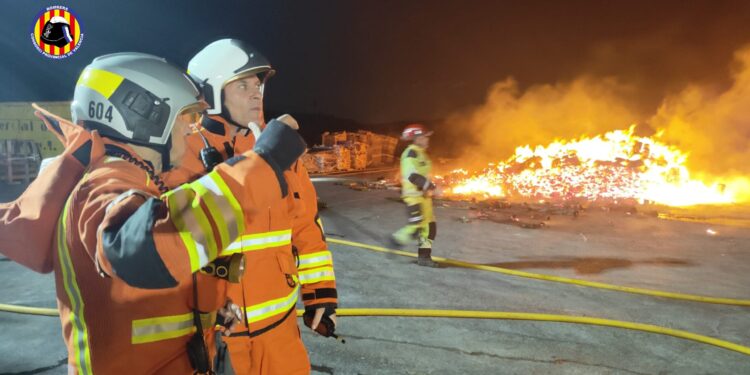 Los Bomberos logran contener un incendio industrial en una granja avícola de Llombay