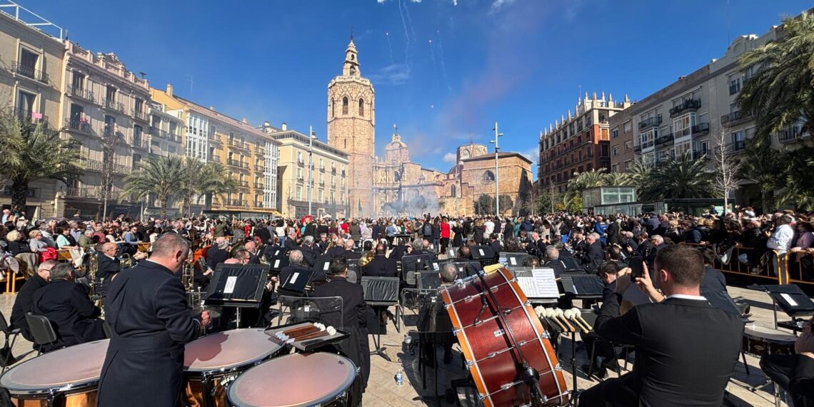 El Micalet y la Sinfónica Municipal de Valéncia funden música y pólvora en un clamor histórico en la Plaza de la Reina