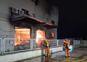 El fuego devora una planta de productos de higiene en Náquera tras un intenso operativo nocturno