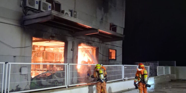 El fuego devora una planta de productos de higiene en Náquera tras un intenso operativo nocturno 1 El fuego devora una planta de productos de higiene en Náquera tras un intenso operativo nocturno