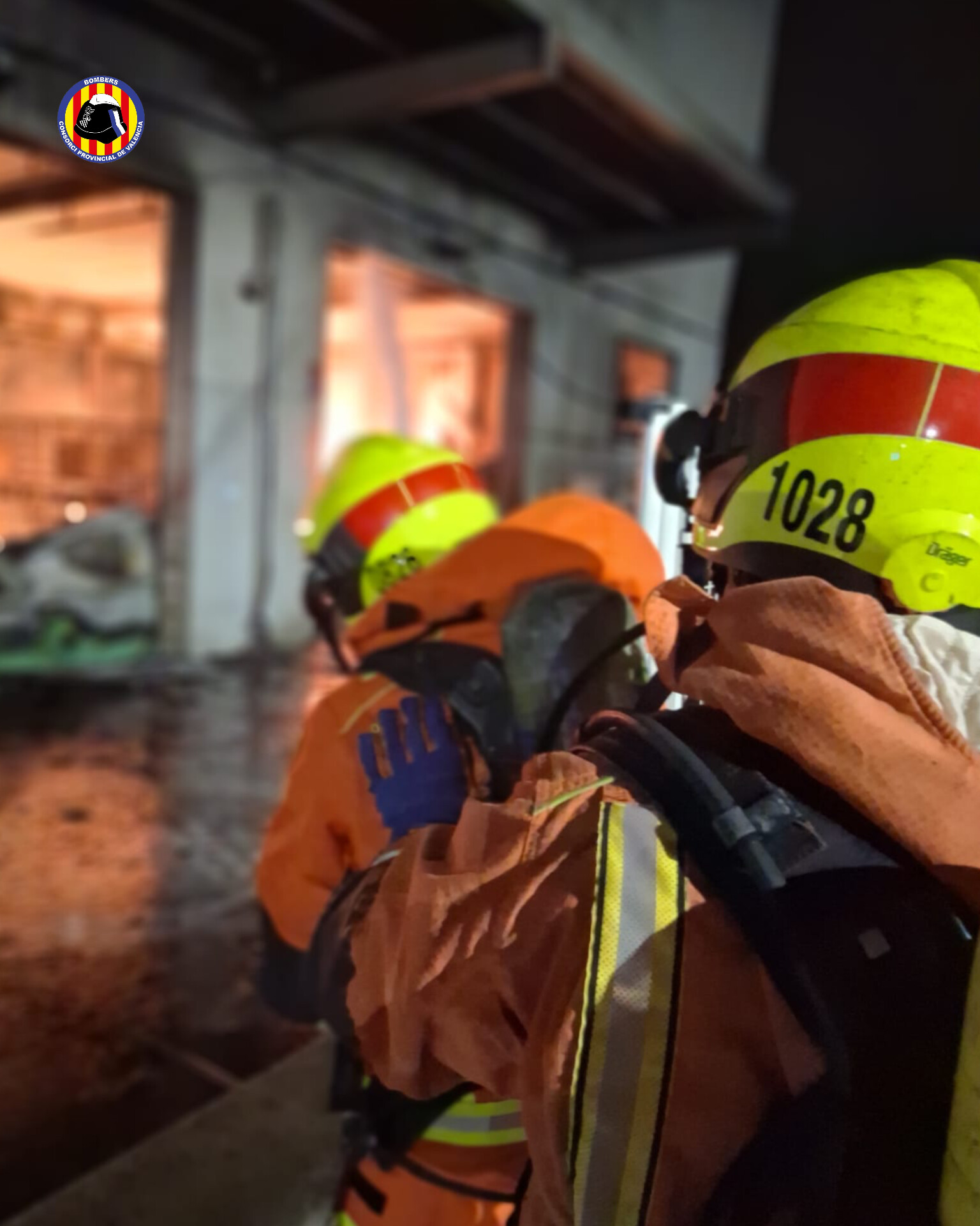 El fuego devora una planta de productos de higiene en Náquera tras un intenso operativo nocturno 3 HAtoTfIWAAAqaYc