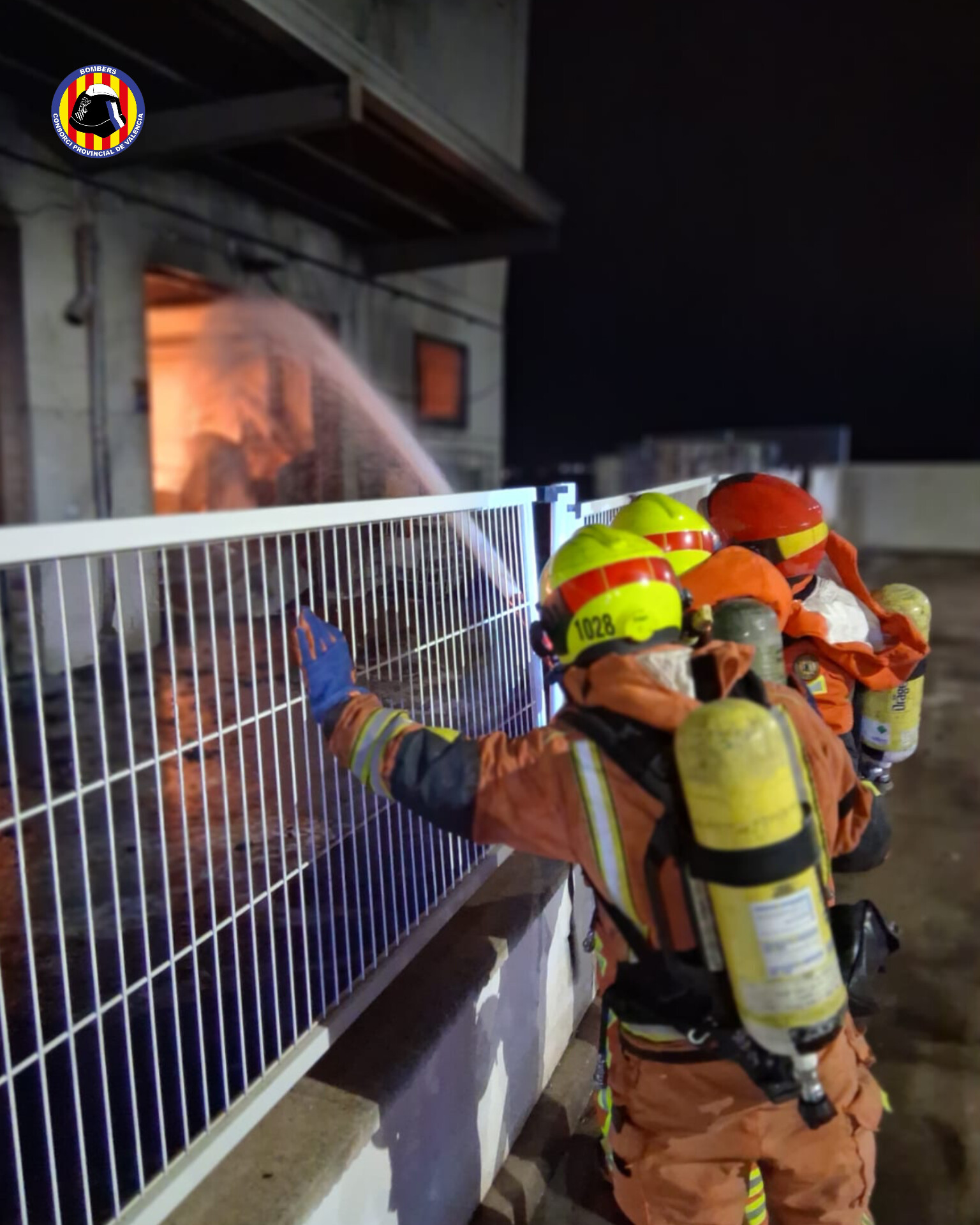 El fuego devora una planta de productos de higiene en Náquera tras un intenso operativo nocturno 2 HAtoTftbcAAymlQ