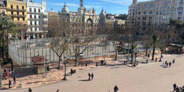 Valencia prepara su «Catedral de la pólvora»: Concluye el montaje de la jaula para el estallido de las Fallas 2026