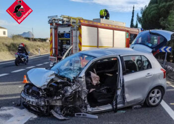Rescate crítico en la N-332: Los bomberos liberan a una pareja de ancianos tras un brutal choque frontal en Benissa