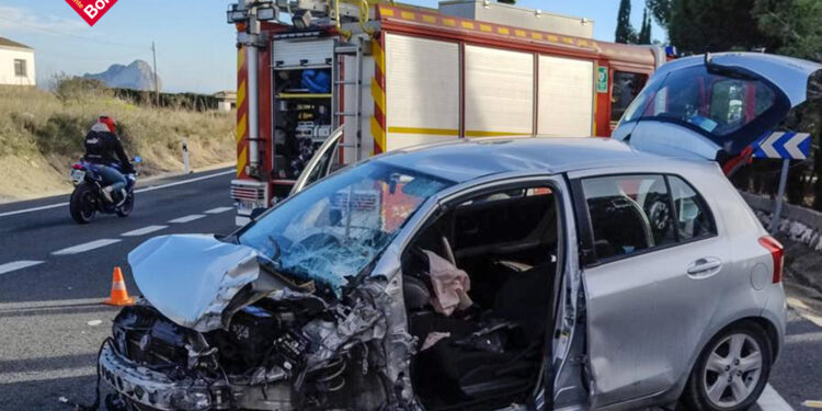 Rescate crítico en la N-332: Los bomberos liberan a una pareja de ancianos tras un brutal choque frontal en Benissa