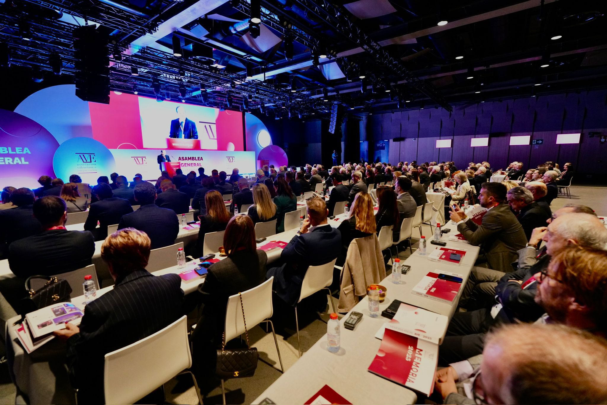 El empresariado valenciano estalla ante el "maltrato" del Estado: "El Corredor Mediterráneo será la obra de El Escorial" 2 HAyS2kyasAATNVL