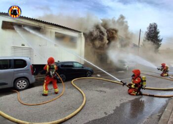 Un incendio en un taller de motos de Náquera moviliza a los servicios de emergencia y deja un herido